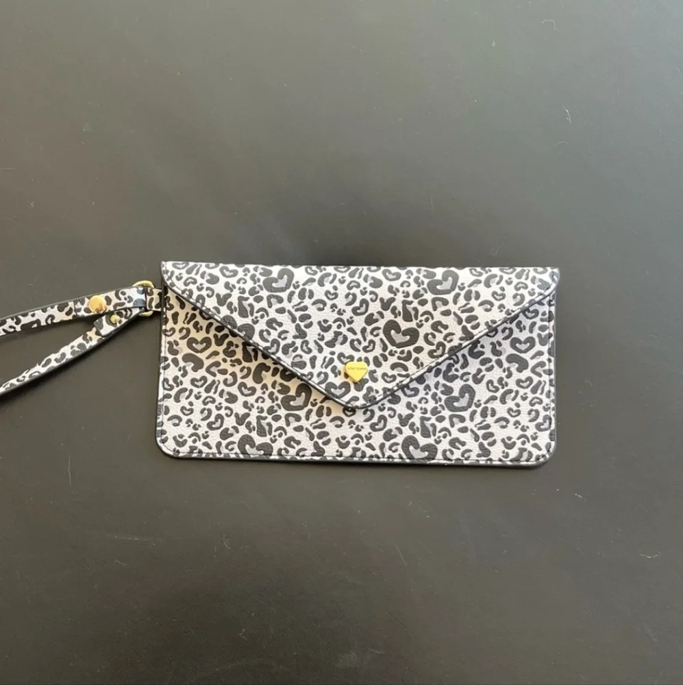 Betsey Johnson Black Gray White Leopard Heart Envelope Wristlet Like New